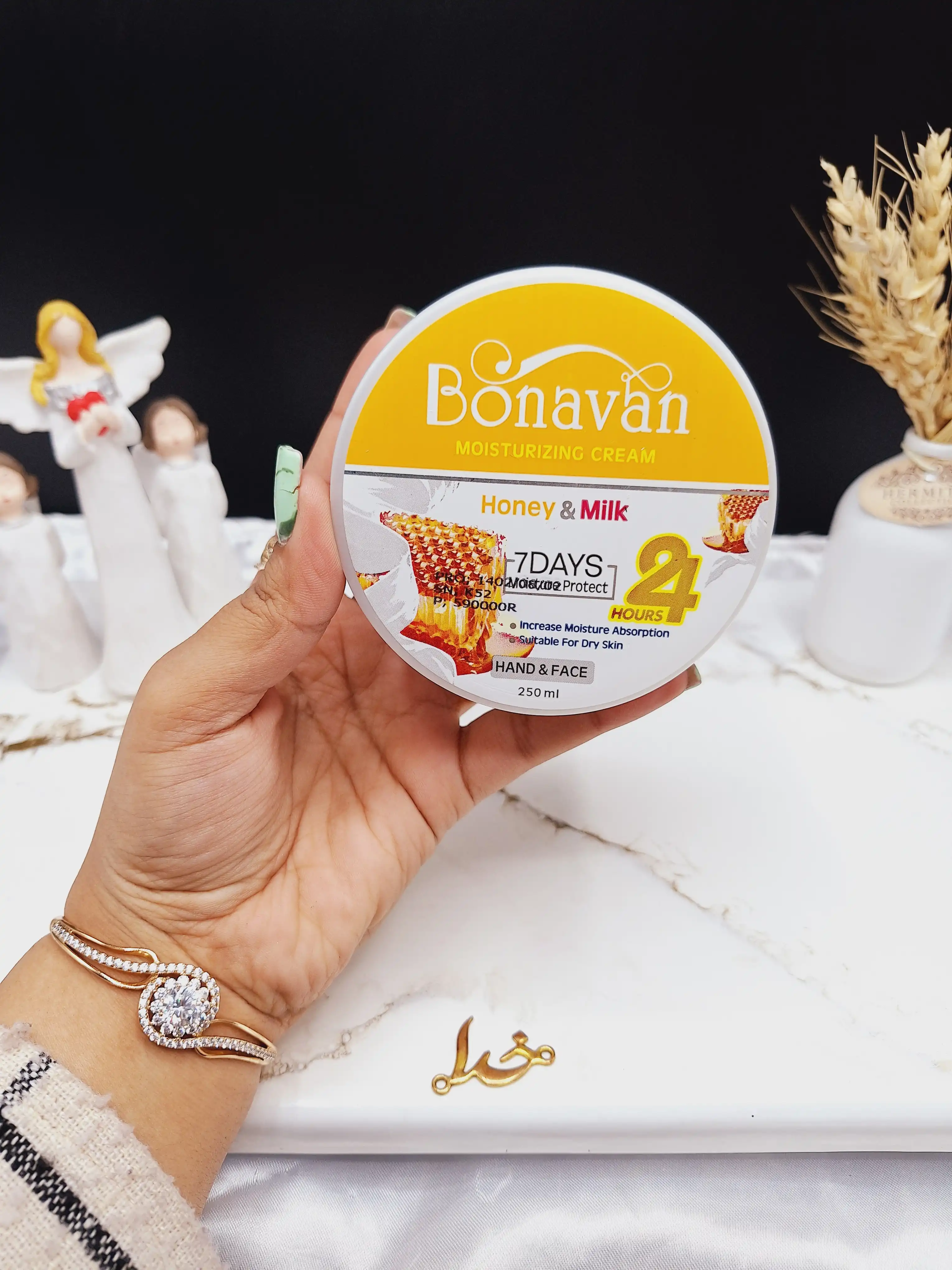 کرم مرطوب کننده کاسه ای دست و صورت رایحه شیر عسل برند بناوان BONAVAN