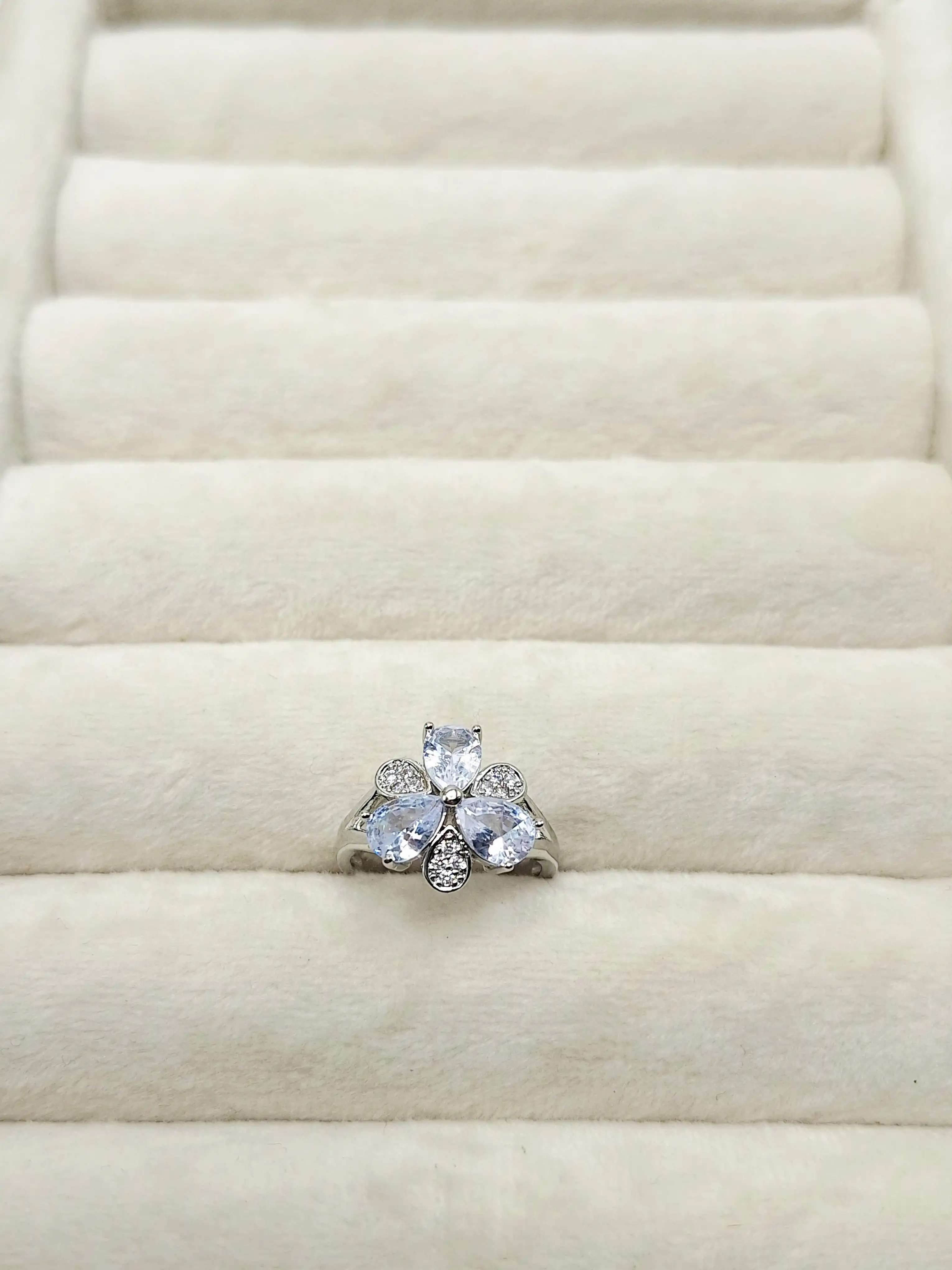 انگشتر طرح گل اشکی نگین دار نقره ای  فری سایز <قابل تنظیم>