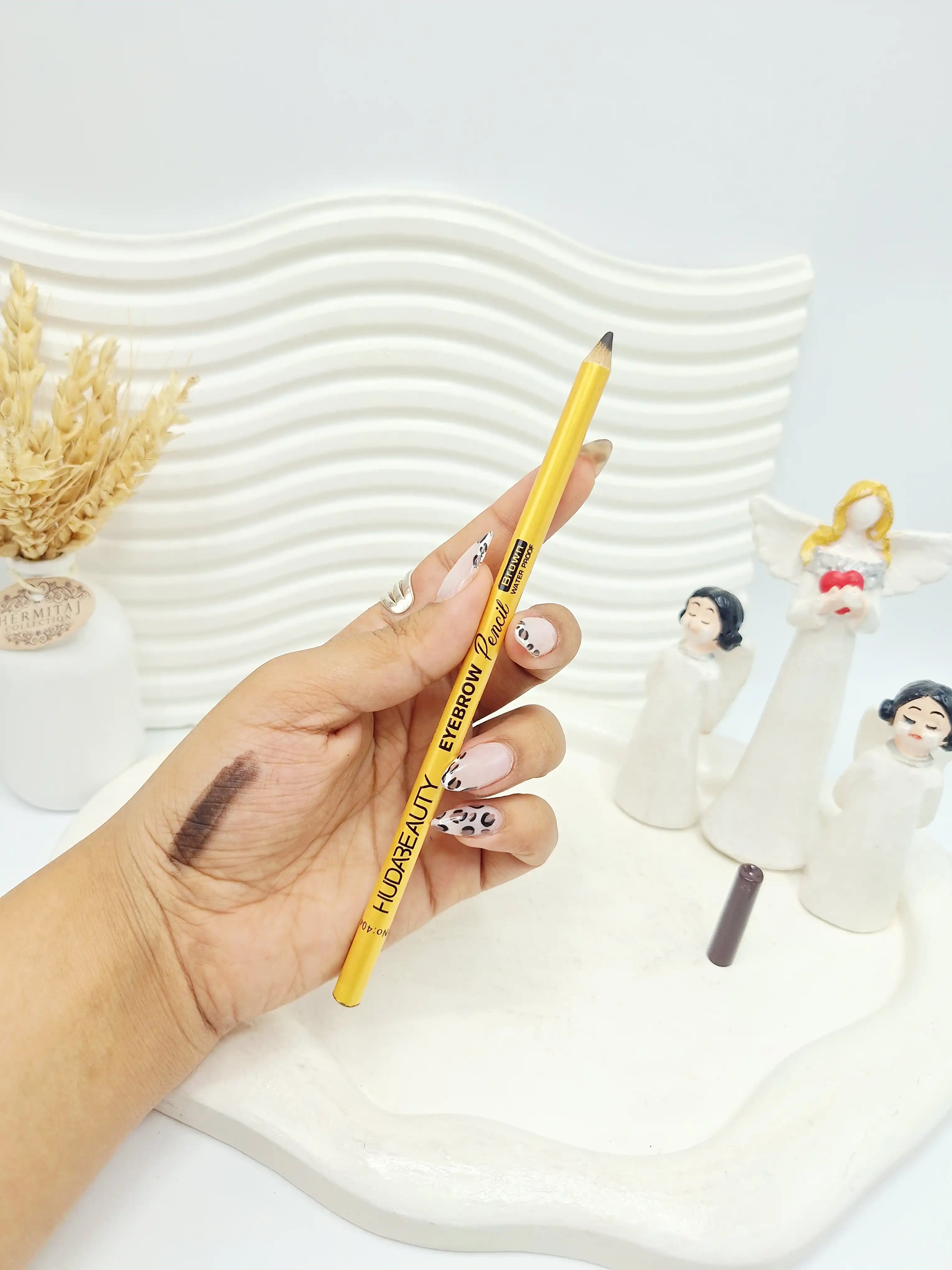 مداد ابرو تکی قهوه ای برند HUDABEAUTY کد ۴۹۶۱